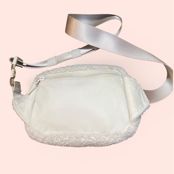 Lululemon Everywhere Fleece Belt Bag Natural Ivory Trench EUC - Picture 4 of 12